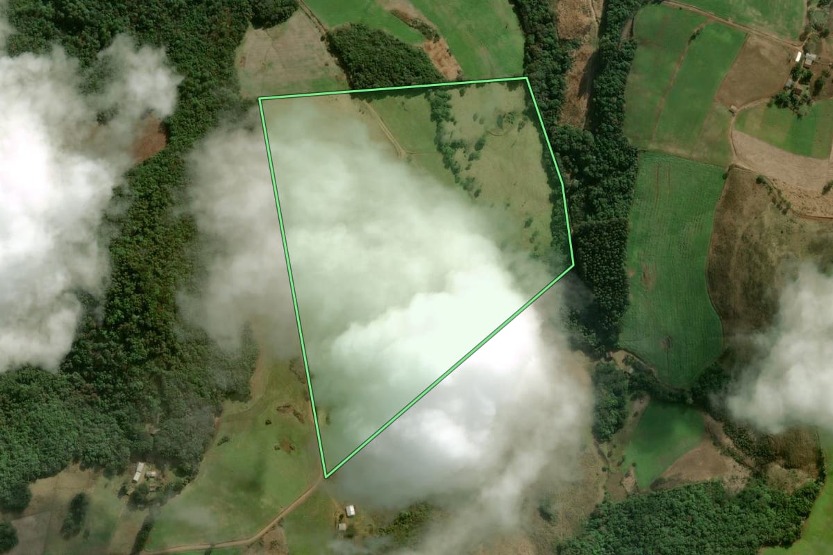 Imagem de satélite do imóvel rural em Campos Novos (SC), com o contorno declarado no CAR desenhado por cima.