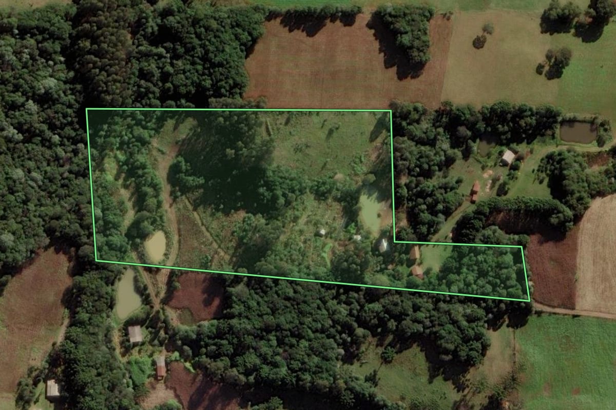 Imagem de satélite do imóvel rural em Campos Novos (SC), com o contorno declarado no CAR desenhado por cima.