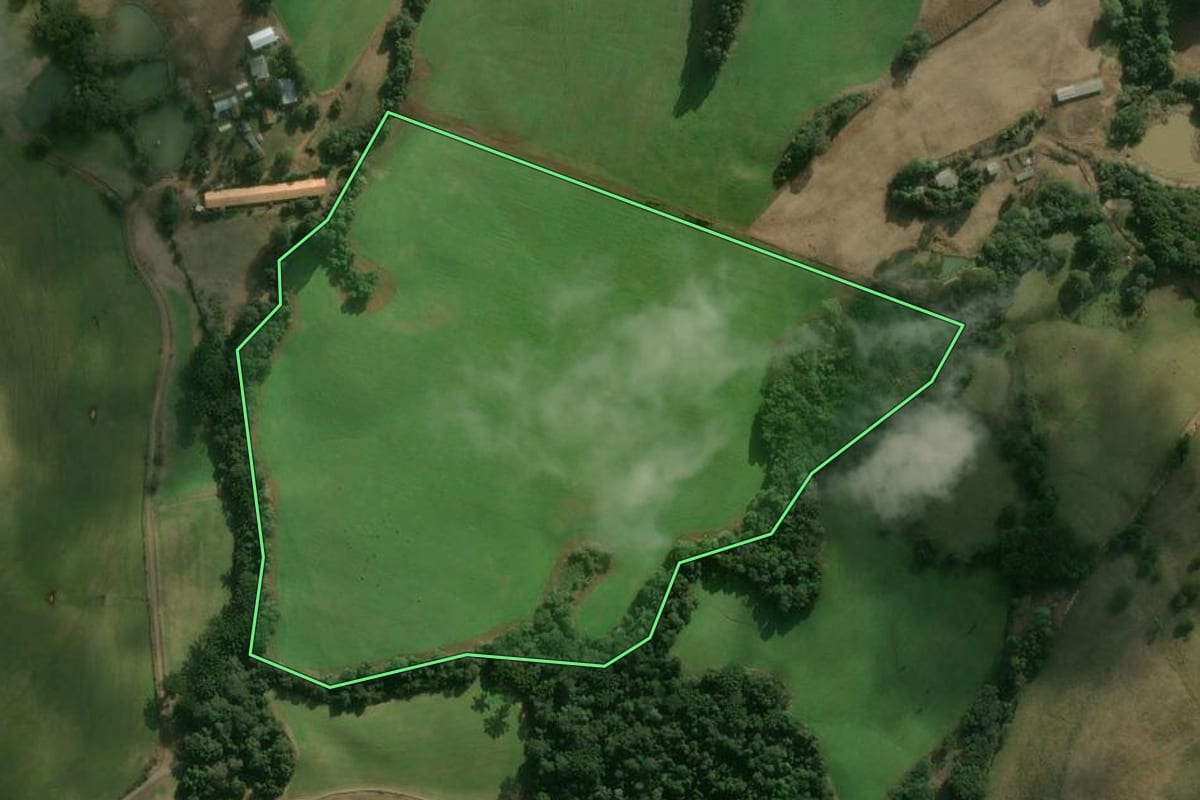 Imagem de satélite do imóvel rural em Campos Novos (SC), com o contorno declarado no CAR desenhado por cima.