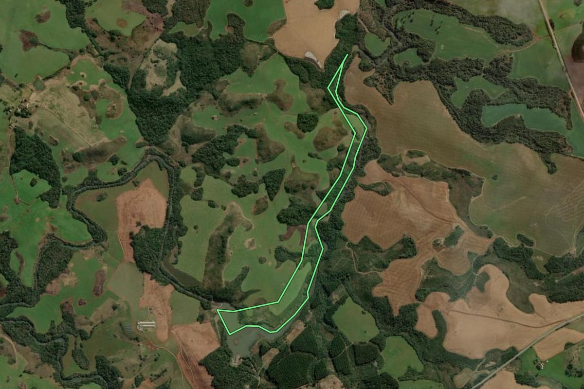 Imagem de satélite do imóvel rural em Campos Novos (SC), com o contorno declarado no CAR desenhado por cima.