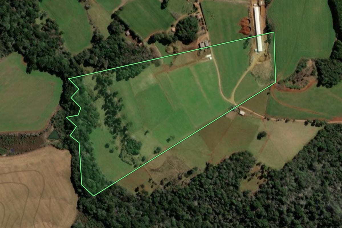 Imagem de satélite do imóvel rural em Campos Novos (SC), com o contorno declarado no CAR desenhado por cima.