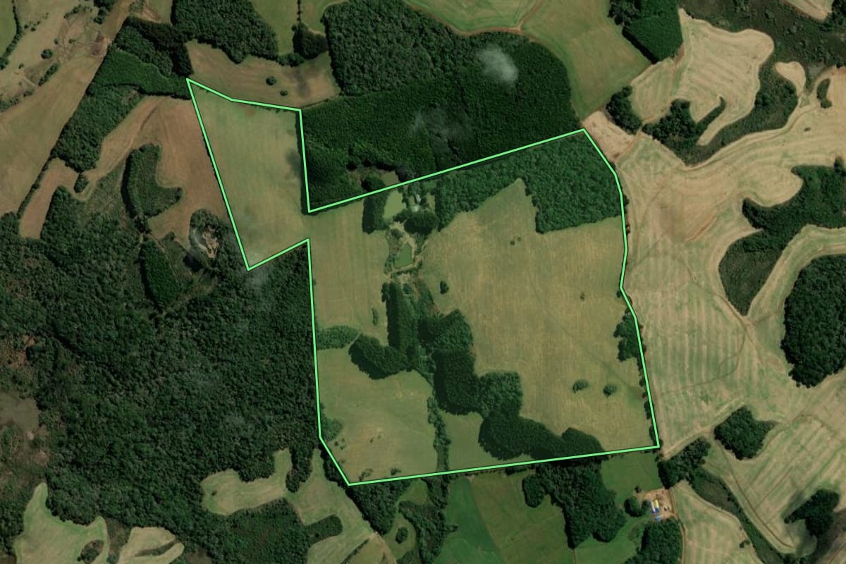 Imagem de satélite do imóvel rural em Campos Novos (SC), com o contorno declarado no CAR desenhado por cima.