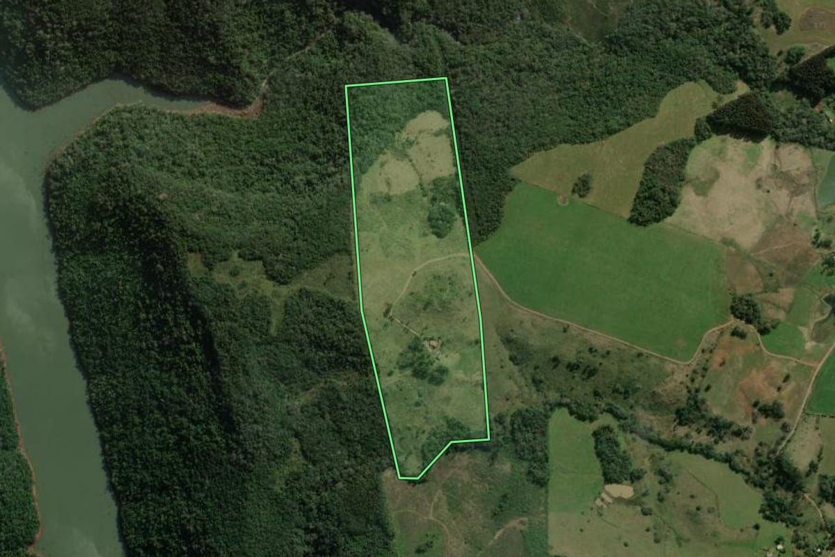 Imagem de satélite do imóvel rural em Campos Novos (SC), com o contorno declarado no CAR desenhado por cima.