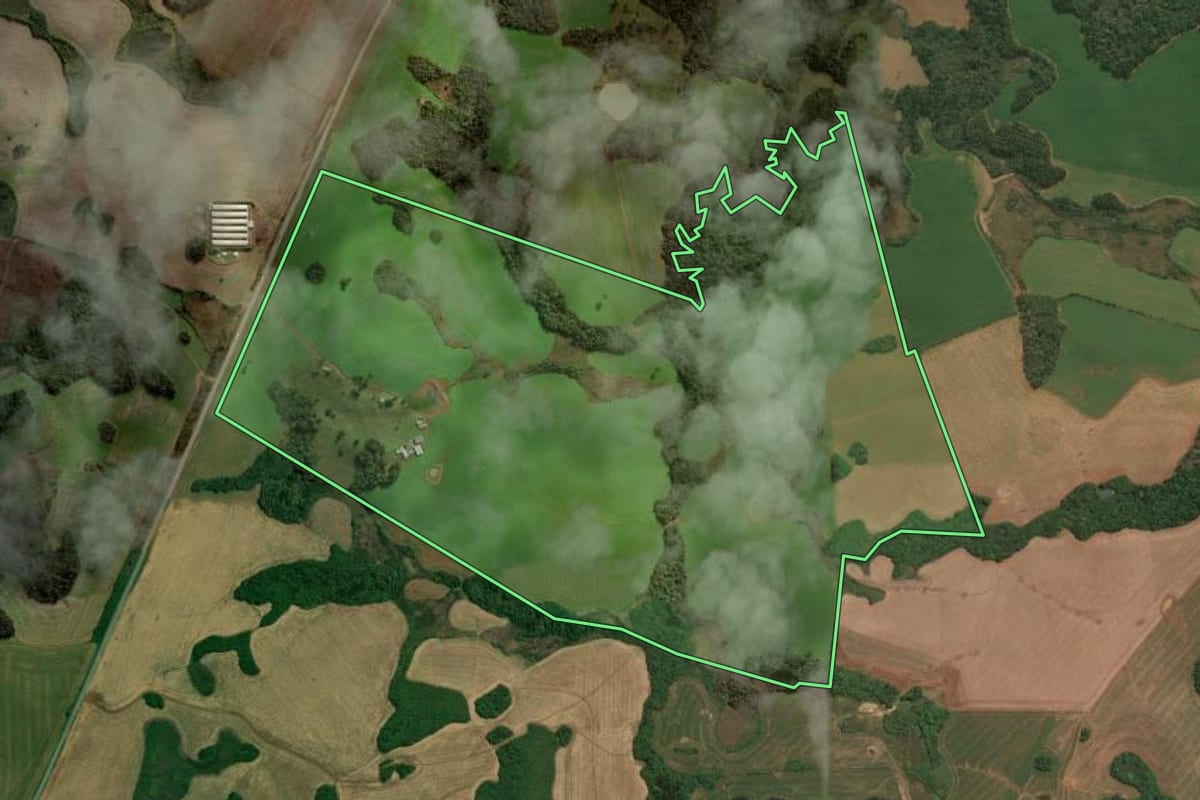 Imagem de satélite do imóvel rural em Campos Novos (SC), com o contorno declarado no CAR desenhado por cima.