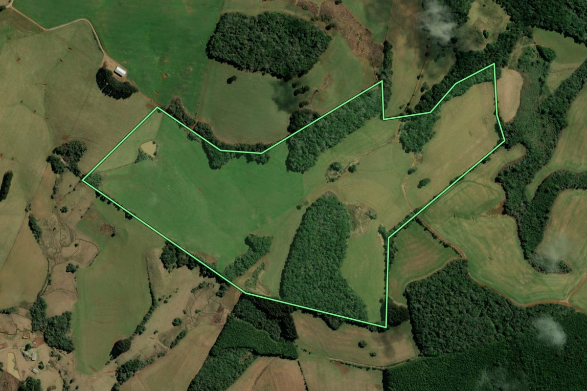 Imagem de satélite do imóvel rural em Campos Novos (SC), com o contorno declarado no CAR desenhado por cima.