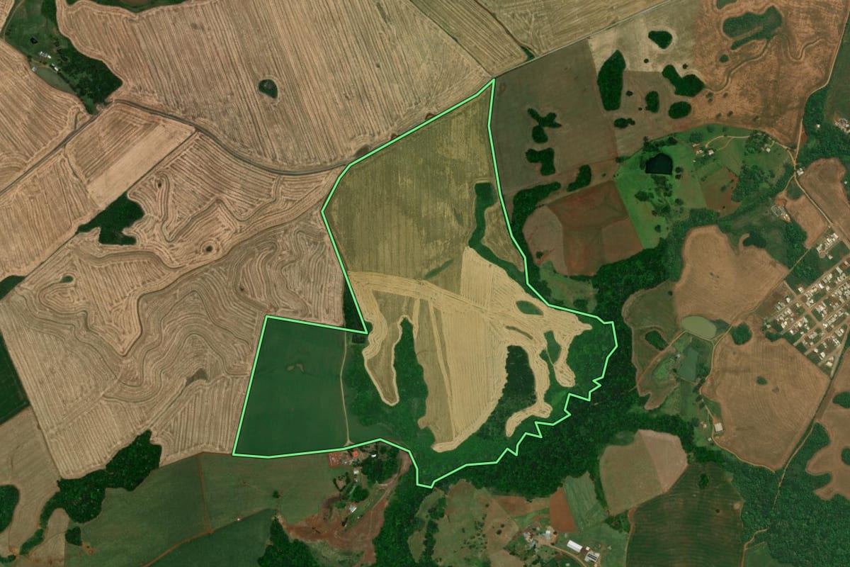 Imagem de satélite do imóvel rural em Campos Novos (SC), com o contorno declarado no CAR desenhado por cima.