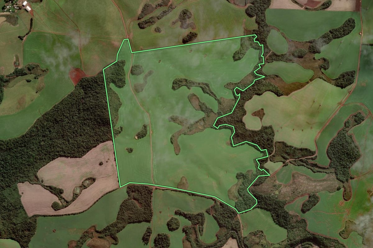 Imagem de satélite do imóvel rural em Campos Novos (SC), com o contorno declarado no CAR desenhado por cima.