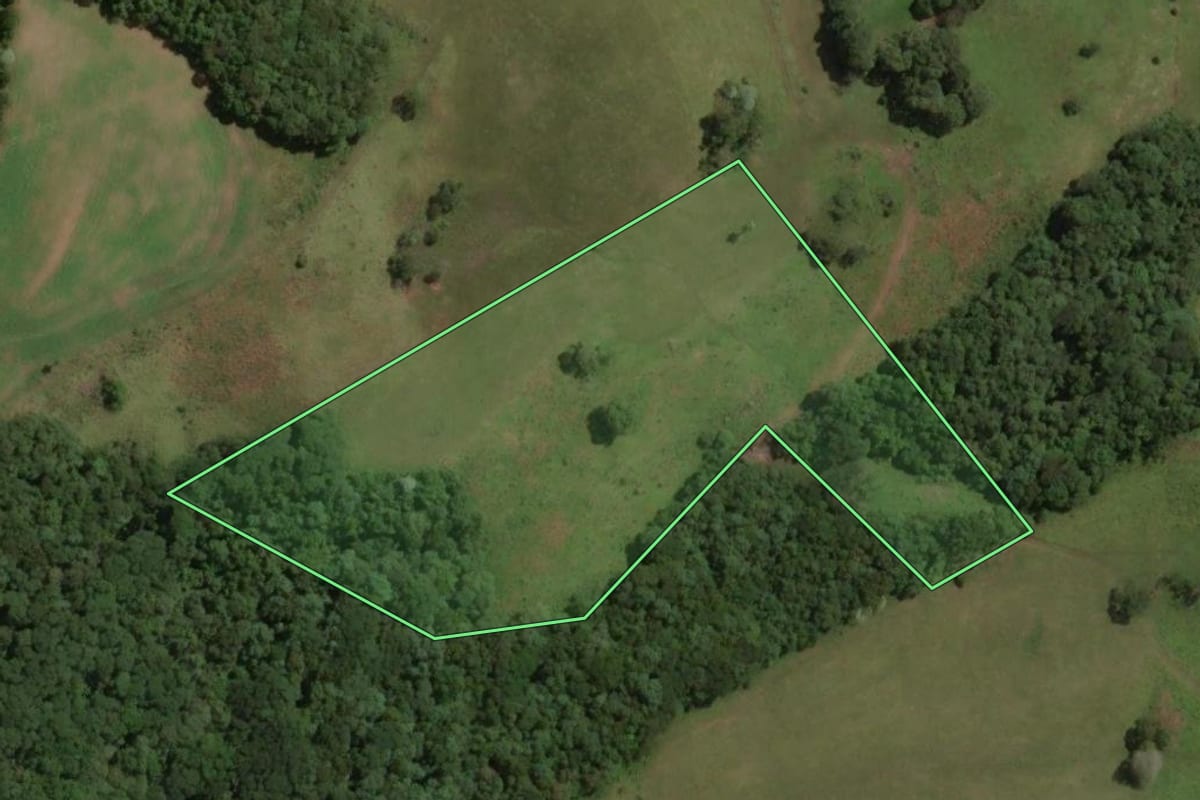 Imagem de satélite do imóvel rural em Campos Novos (SC), com o contorno declarado no CAR desenhado por cima.
