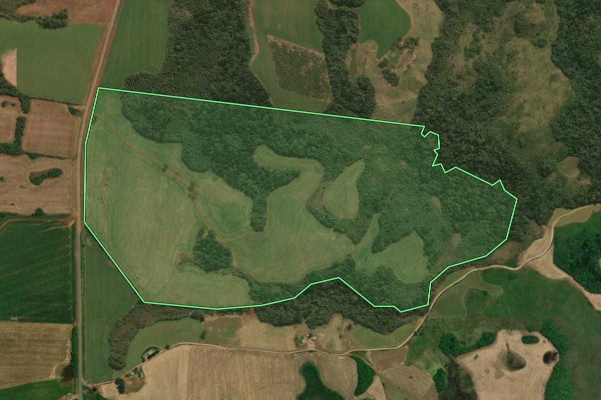 Imagem de satélite do imóvel rural em Campos Novos (SC), com o contorno declarado no CAR desenhado por cima.