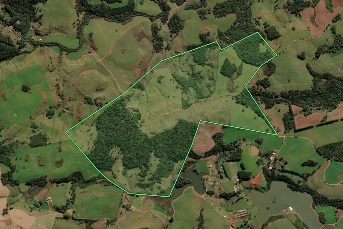 Imagem de satélite do imóvel rural em Campos Novos (SC), com o contorno declarado no CAR desenhado por cima.