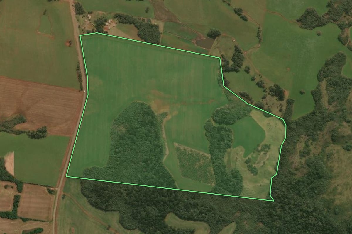 Imagem de satélite do imóvel rural em Campos Novos (SC), com o contorno declarado no CAR desenhado por cima.