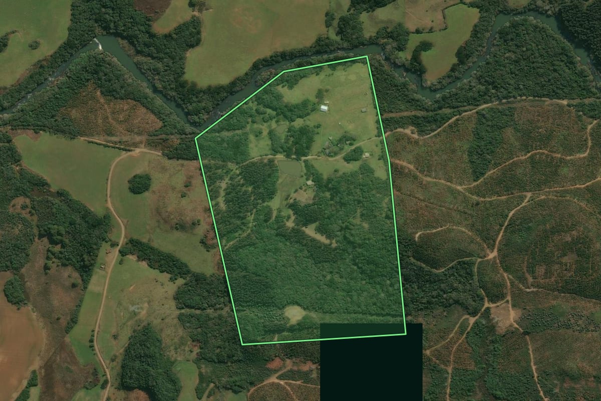 Imagem de satélite do imóvel rural em Campos Novos (SC), com o contorno declarado no CAR desenhado por cima.