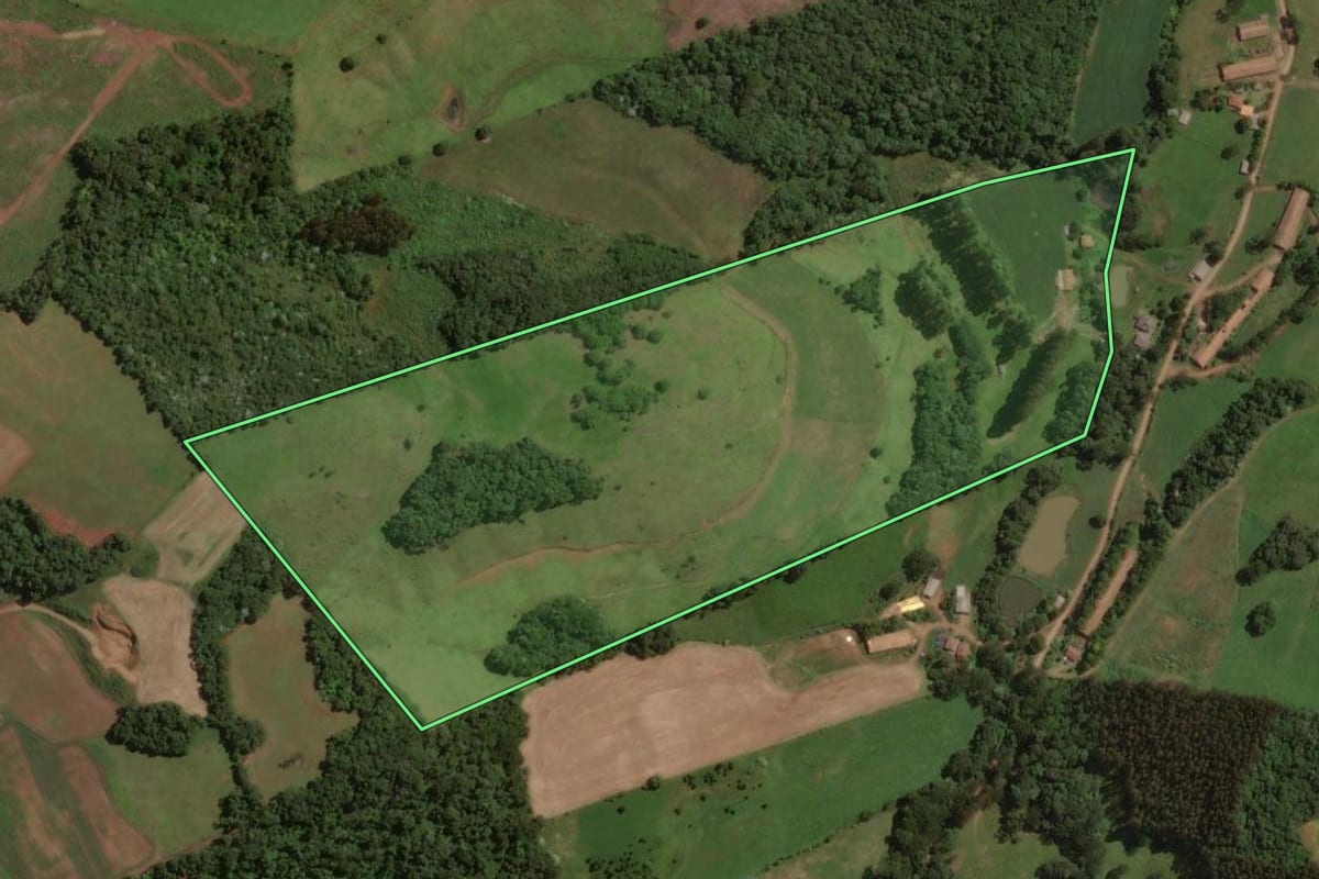 Imagem de satélite do imóvel rural em Campos Novos (SC), com o contorno declarado no CAR desenhado por cima.