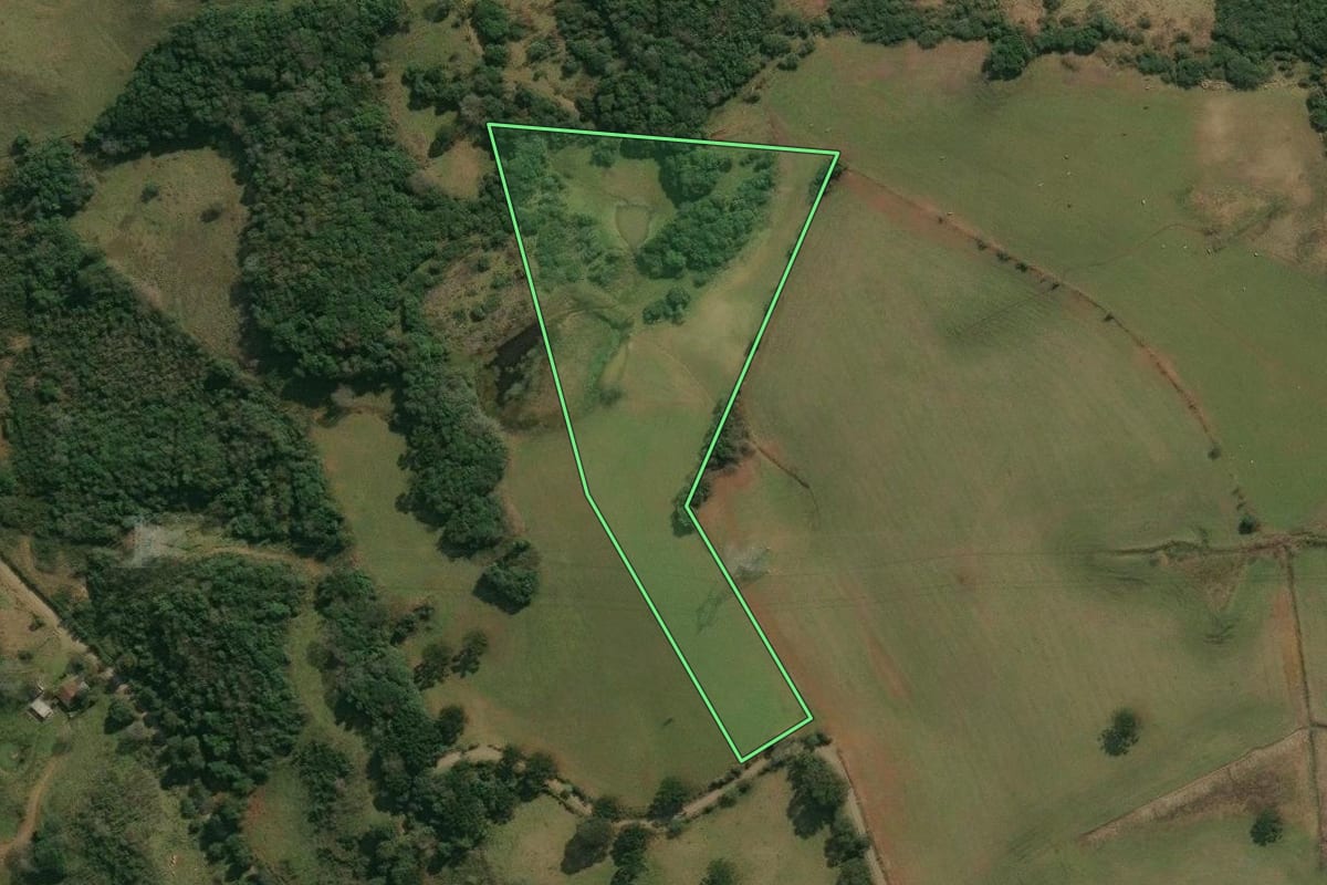Imagem de satélite do imóvel rural em Campos Novos (SC), com o contorno declarado no CAR desenhado por cima.