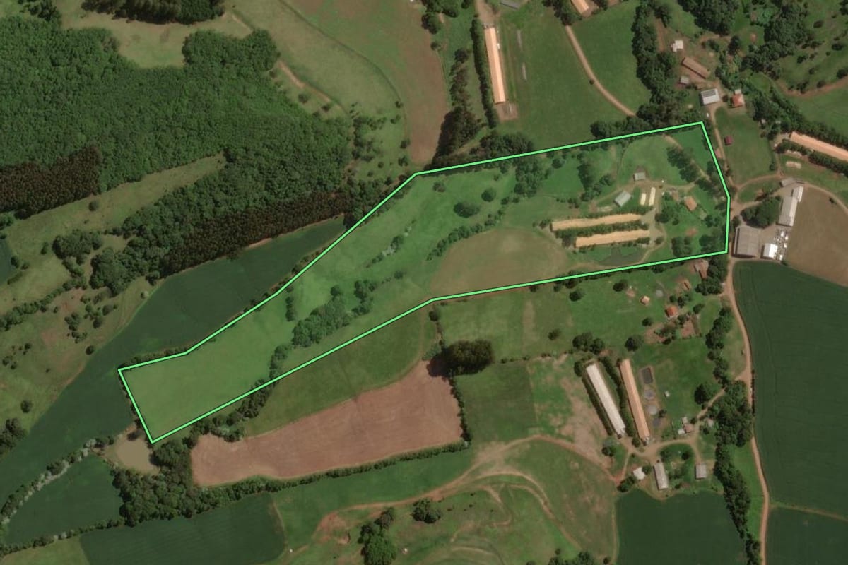 Imagem de satélite do imóvel rural em Campos Novos (SC), com o contorno declarado no CAR desenhado por cima.