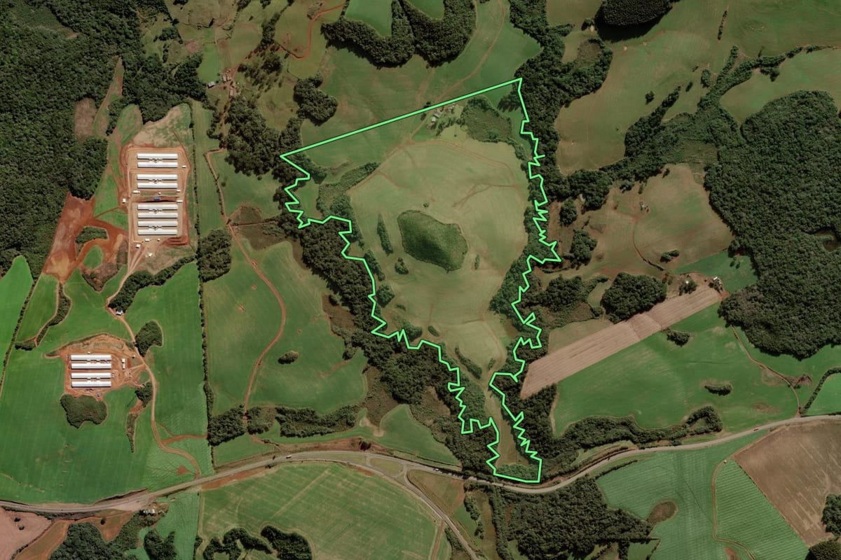 Imagem de satélite do imóvel rural em Campos Novos (SC), com o contorno declarado no CAR desenhado por cima.