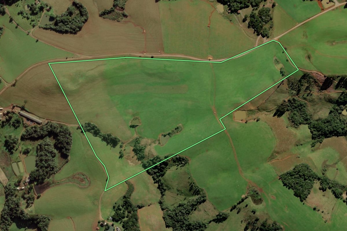 Imagem de satélite do imóvel rural em Campos Novos (SC), com o contorno declarado no CAR desenhado por cima.