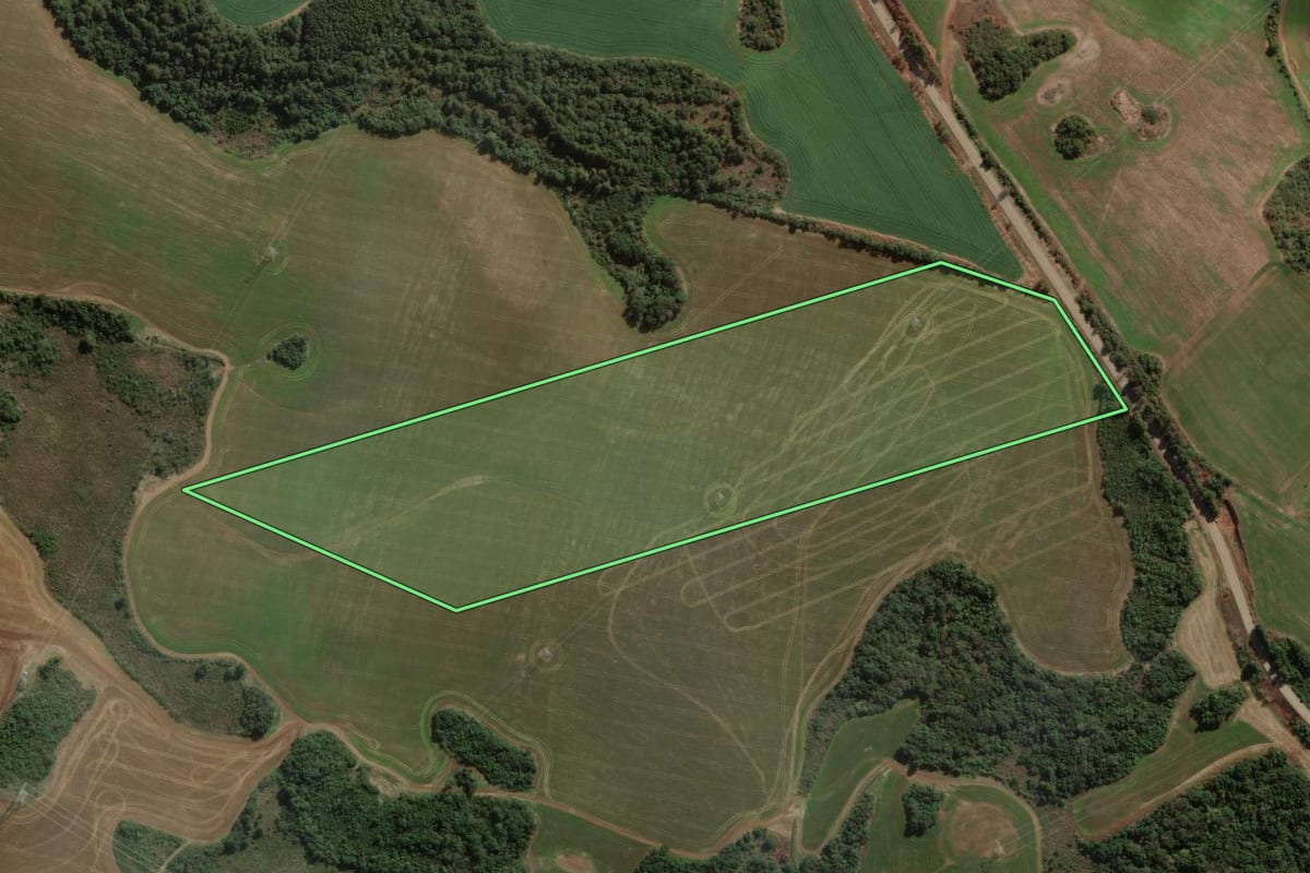 Imagem de satélite do imóvel rural em Campos Novos (SC), com o contorno declarado no CAR desenhado por cima.