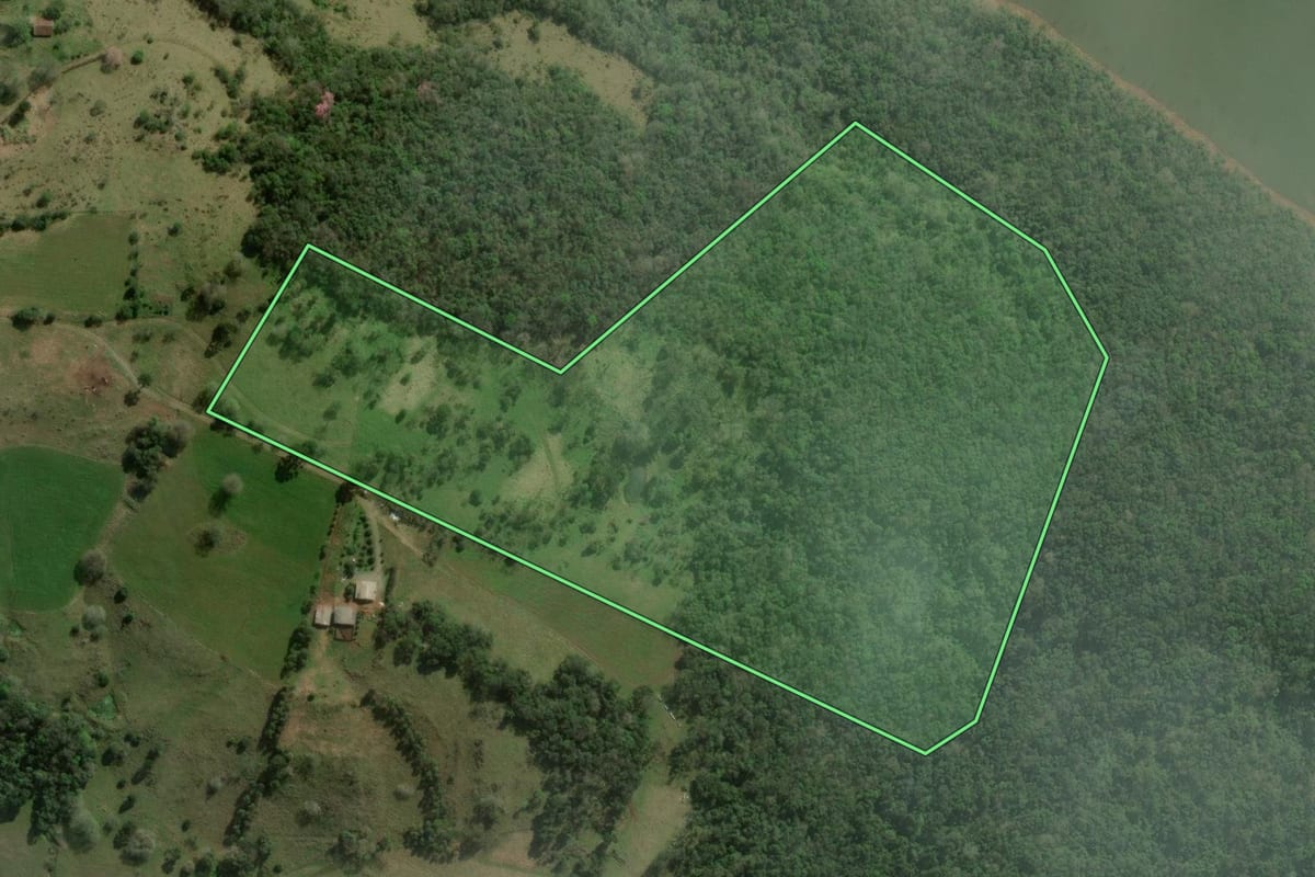 Imagem de satélite do imóvel rural em Campos Novos (SC), com o contorno declarado no CAR desenhado por cima.