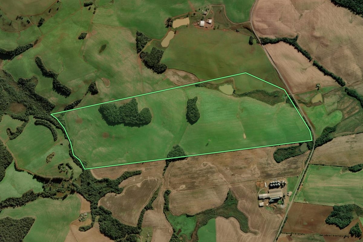 Imagem de satélite do imóvel rural em Campos Novos (SC), com o contorno declarado no CAR desenhado por cima.
