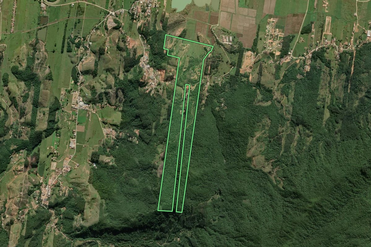 Imagem de satélite do imóvel rural em Canelinha (SC), com o contorno declarado no CAR desenhado por cima.