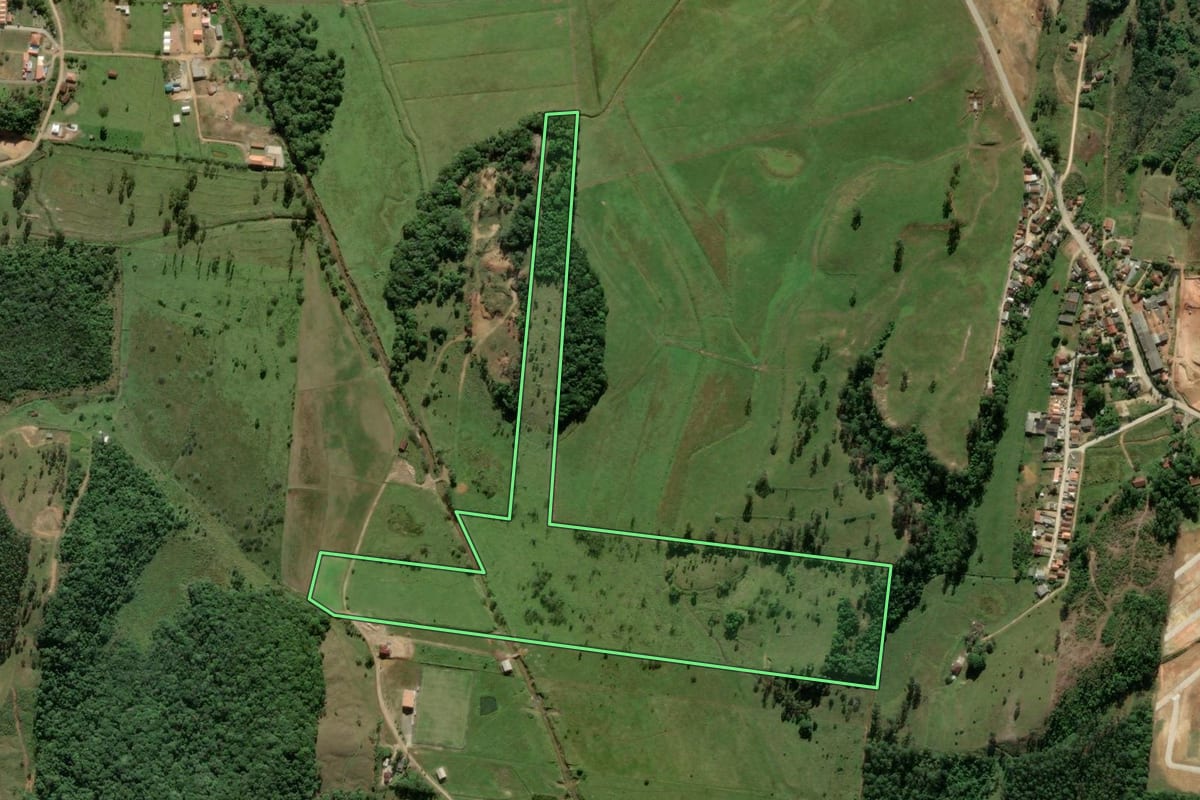 Imagem de satélite do imóvel rural em Canelinha (SC), com o contorno declarado no CAR desenhado por cima.