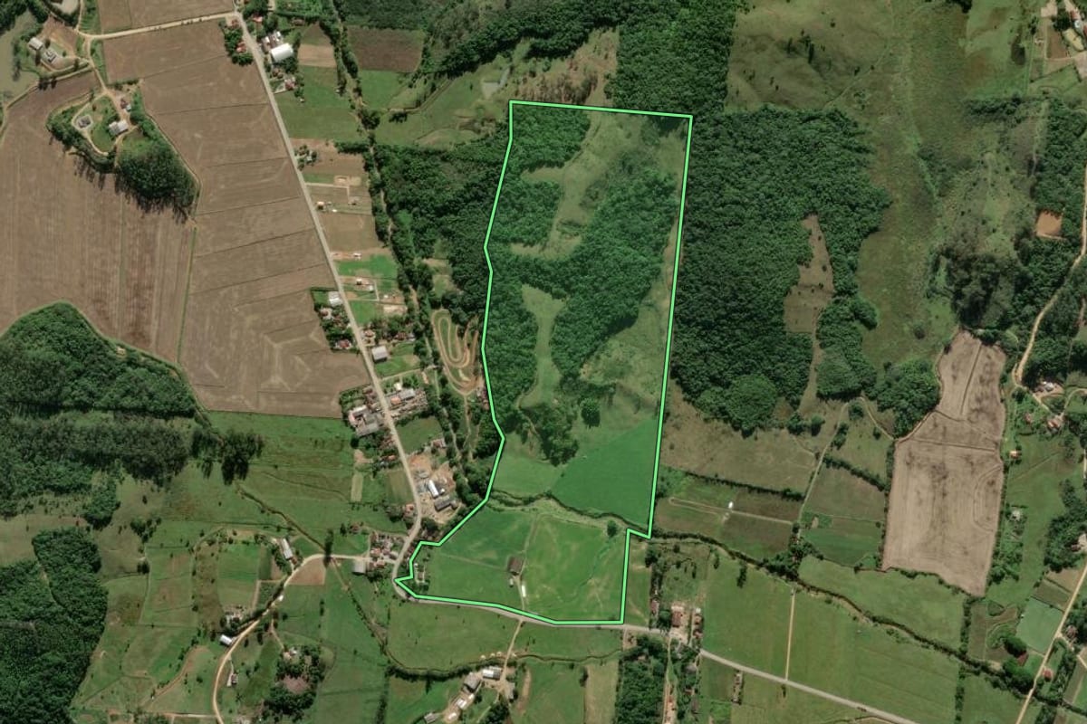 Imagem de satélite do imóvel rural em Canelinha (SC), com o contorno declarado no CAR desenhado por cima.