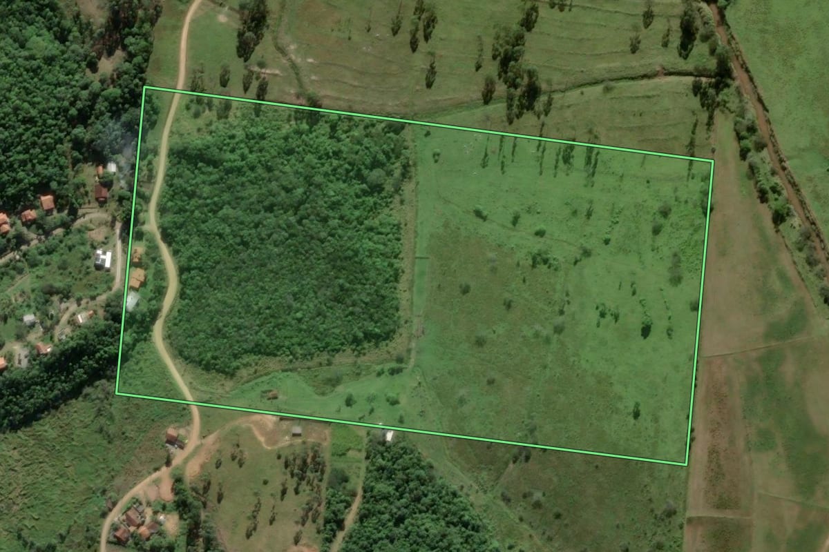 Imagem de satélite do imóvel rural em Canelinha (SC), com o contorno declarado no CAR desenhado por cima.