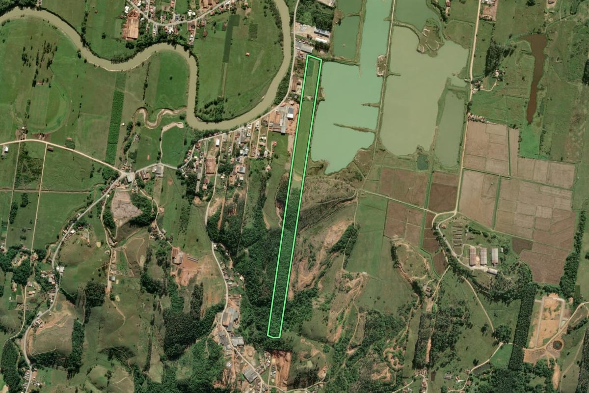 Imagem de satélite do imóvel rural em Canelinha (SC), com o contorno declarado no CAR desenhado por cima.