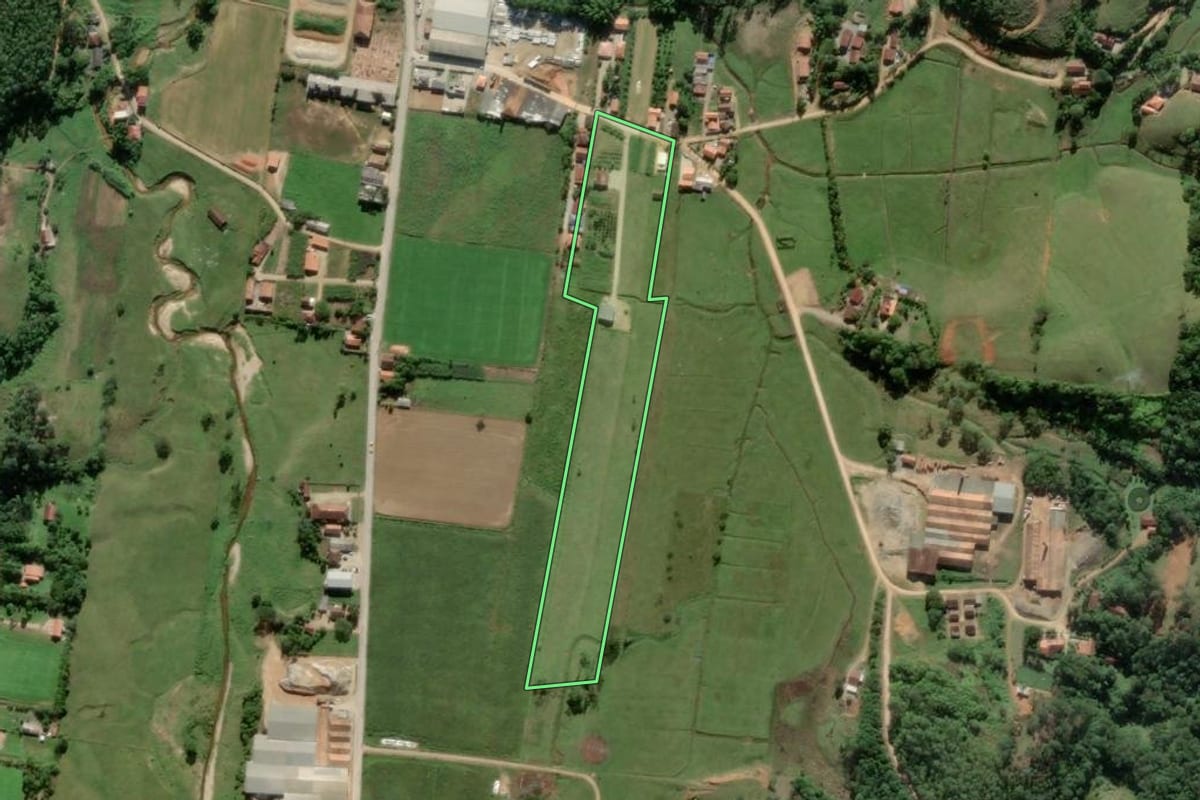 Imagem de satélite do imóvel rural em Canelinha (SC), com o contorno declarado no CAR desenhado por cima.