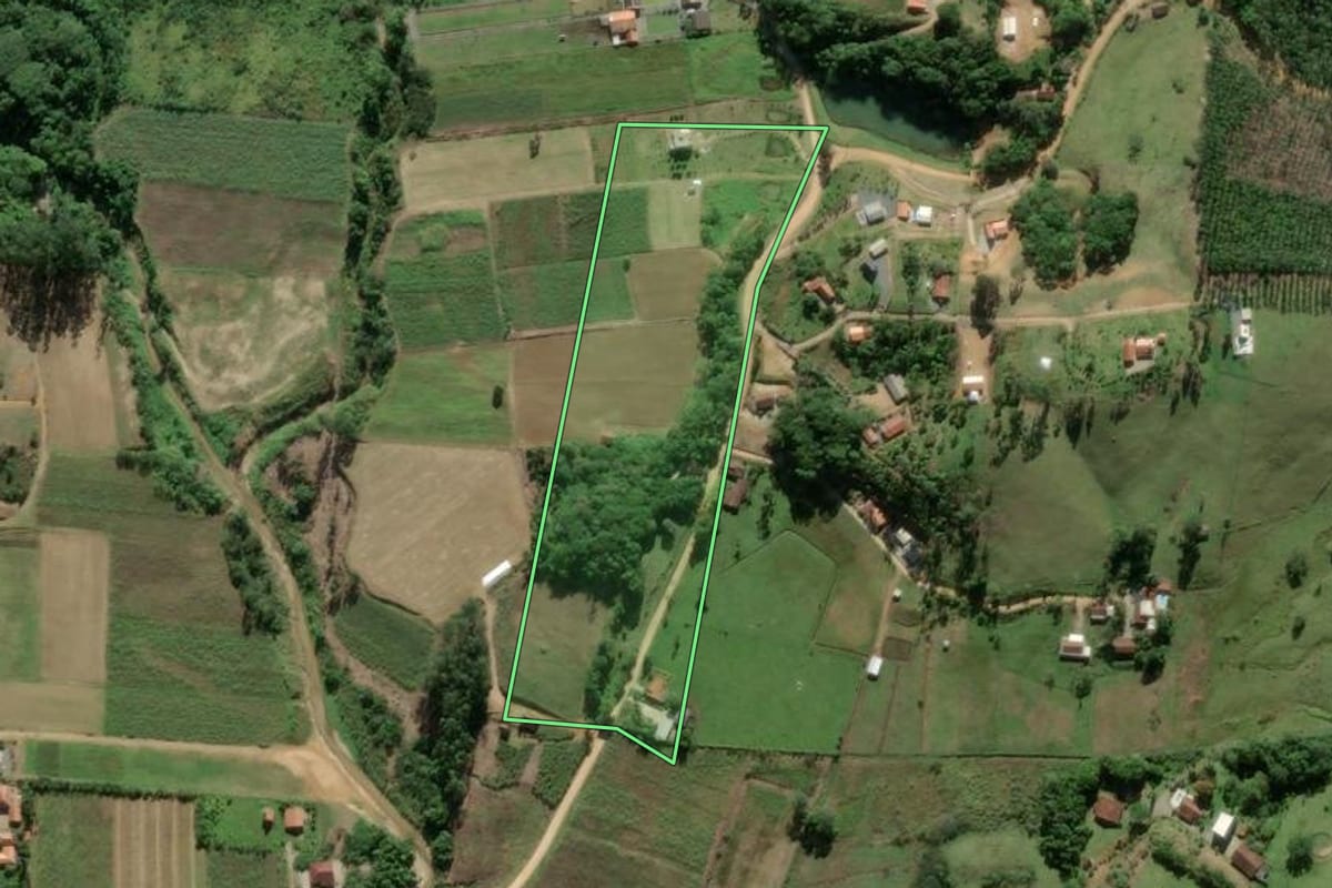 Imagem de satélite do imóvel rural em Canelinha (SC), com o contorno declarado no CAR desenhado por cima.