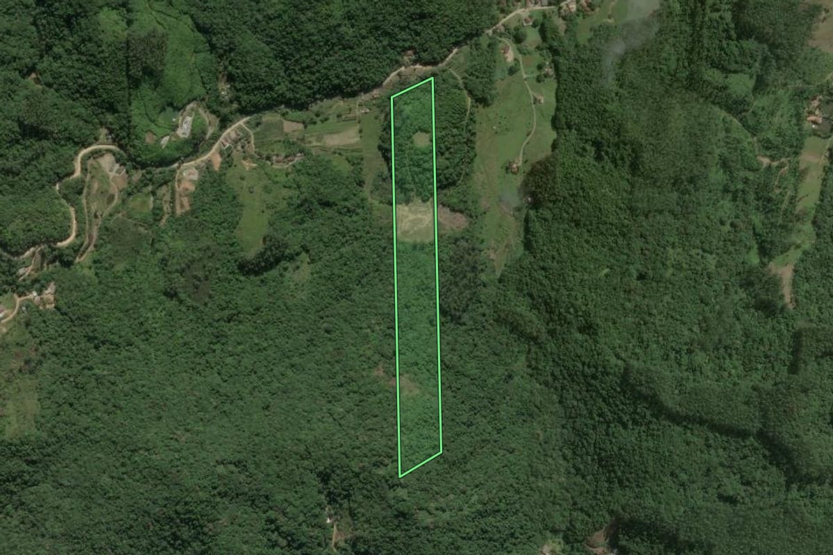 Imagem de satélite do imóvel rural em Canelinha (SC), com o contorno declarado no CAR desenhado por cima.