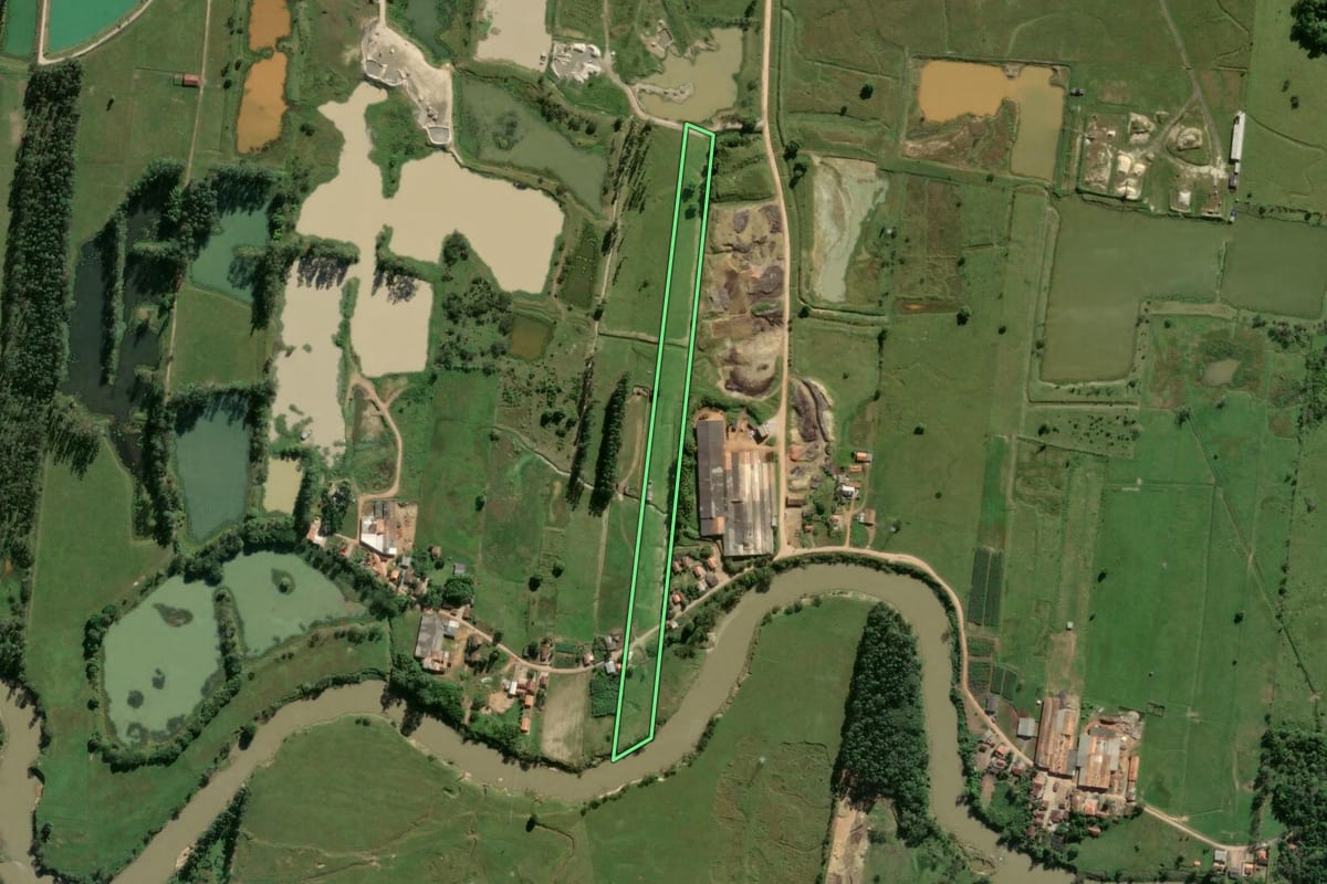 Imagem de satélite do imóvel rural em Canelinha (SC), com o contorno declarado no CAR desenhado por cima.