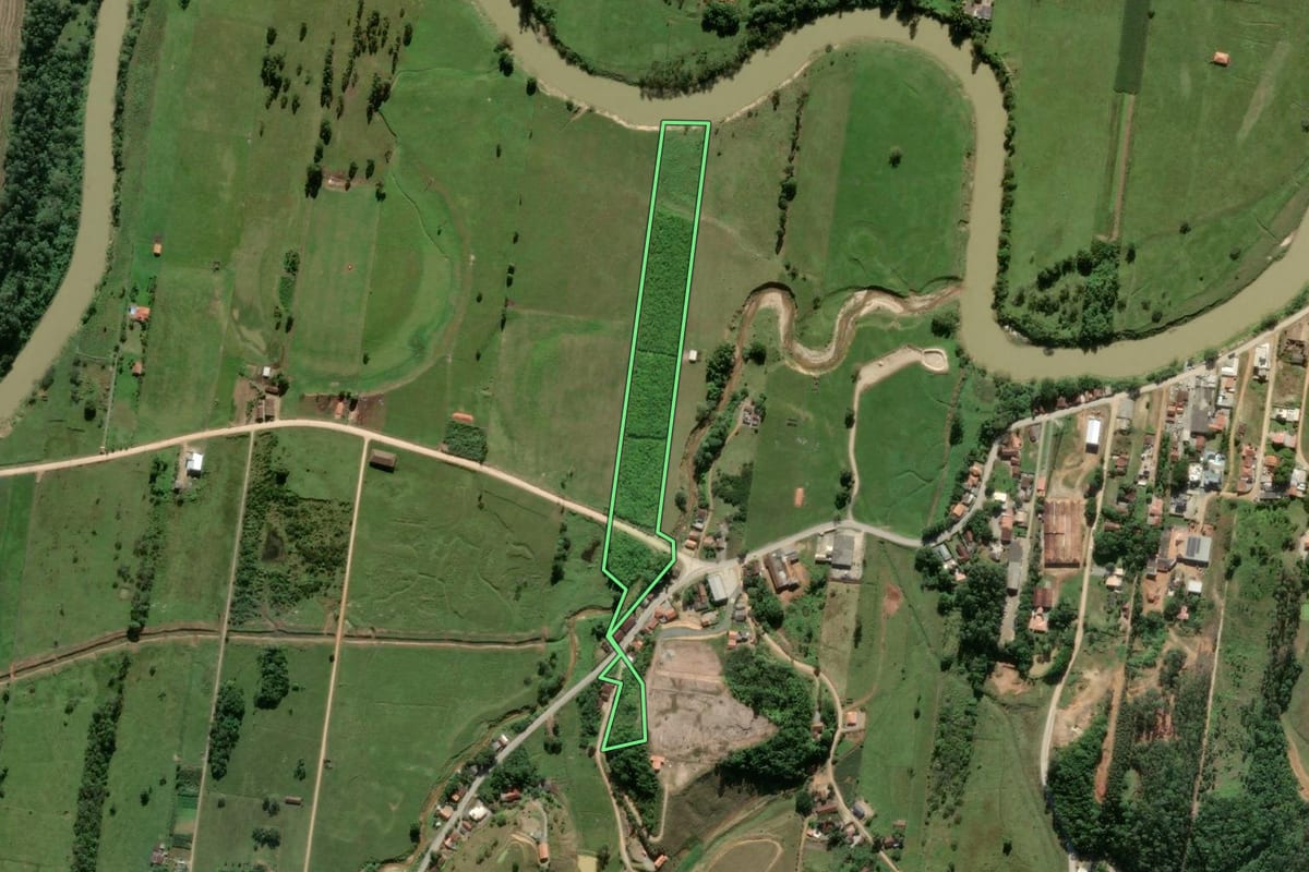 Imagem de satélite do imóvel rural em Canelinha (SC), com o contorno declarado no CAR desenhado por cima.