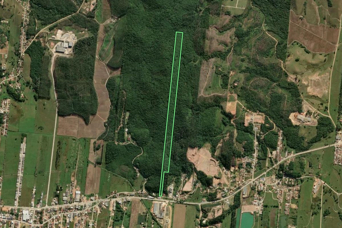 Imagem de satélite do imóvel rural em Canelinha (SC), com o contorno declarado no CAR desenhado por cima.