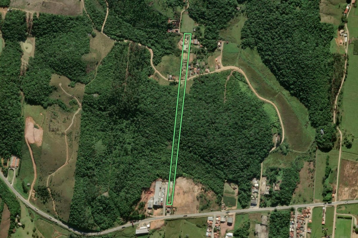 Imagem de satélite do imóvel rural em Canelinha (SC), com o contorno declarado no CAR desenhado por cima.