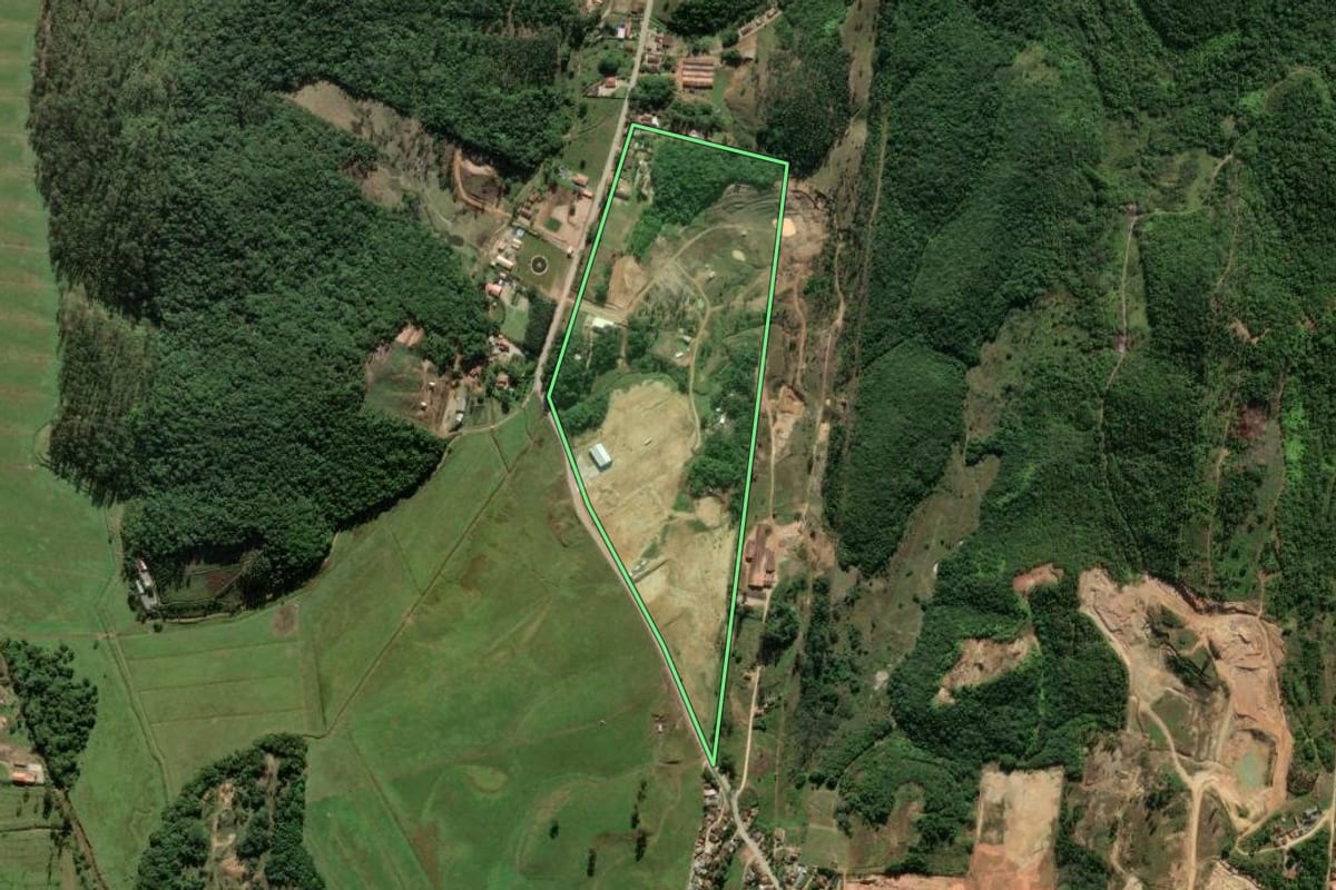 Imagem de satélite do imóvel rural em Canelinha (SC), com o contorno declarado no CAR desenhado por cima.