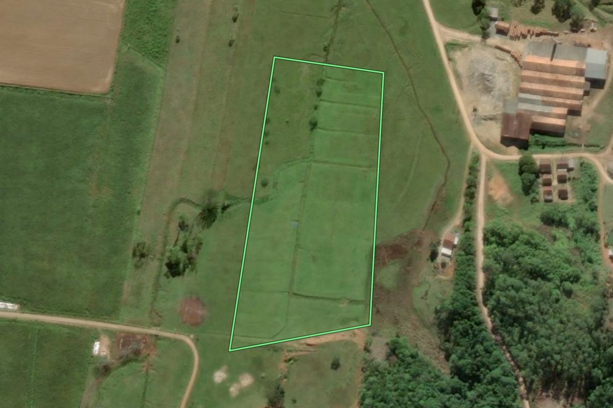 Imagem de satélite do imóvel rural em Canelinha (SC), com o contorno declarado no CAR desenhado por cima.