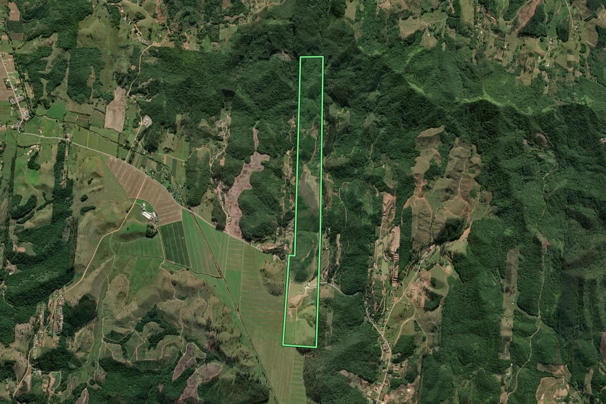 Imagem de satélite do imóvel rural em Canelinha (SC), com o contorno declarado no CAR desenhado por cima.