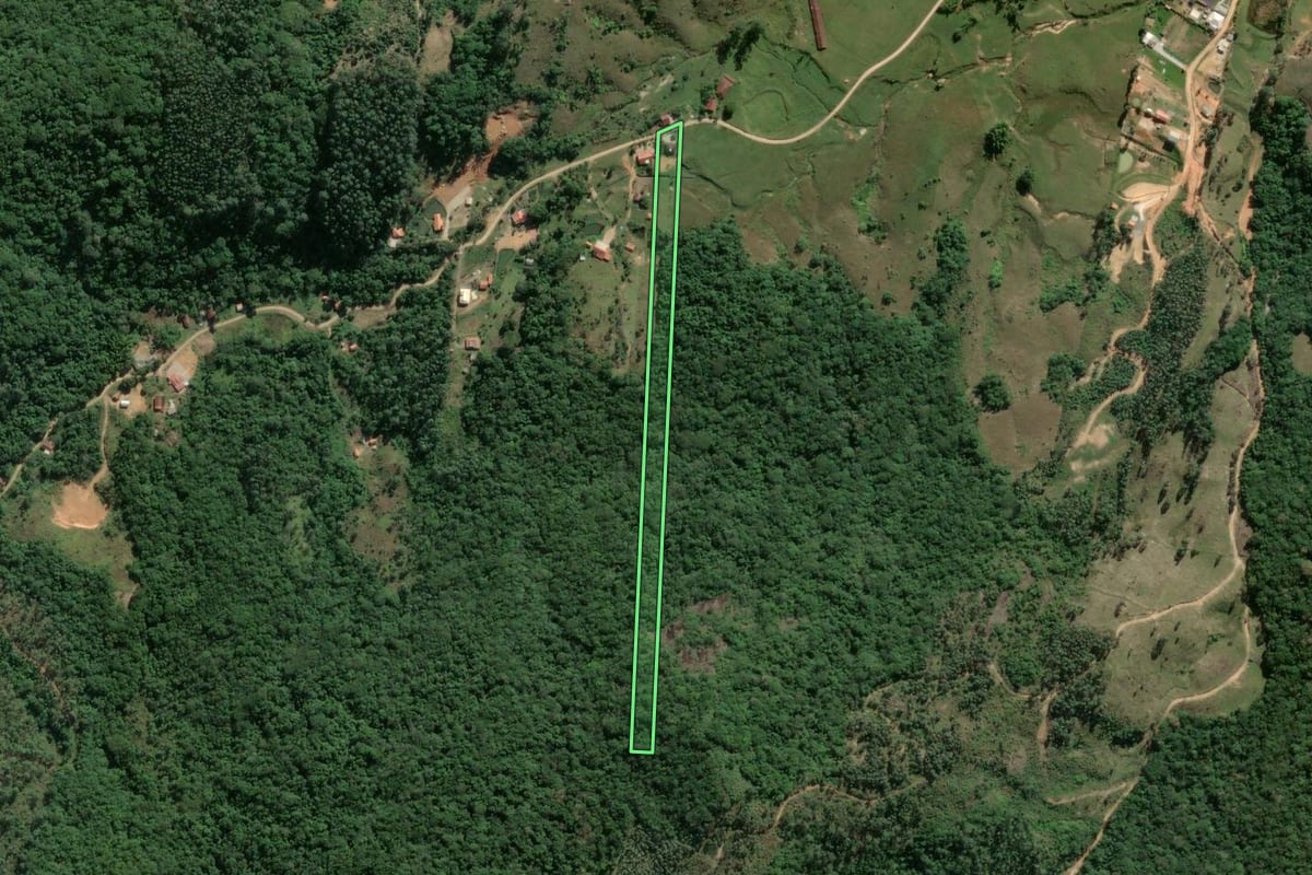 Imagem de satélite do imóvel rural em Canelinha (SC), com o contorno declarado no CAR desenhado por cima.