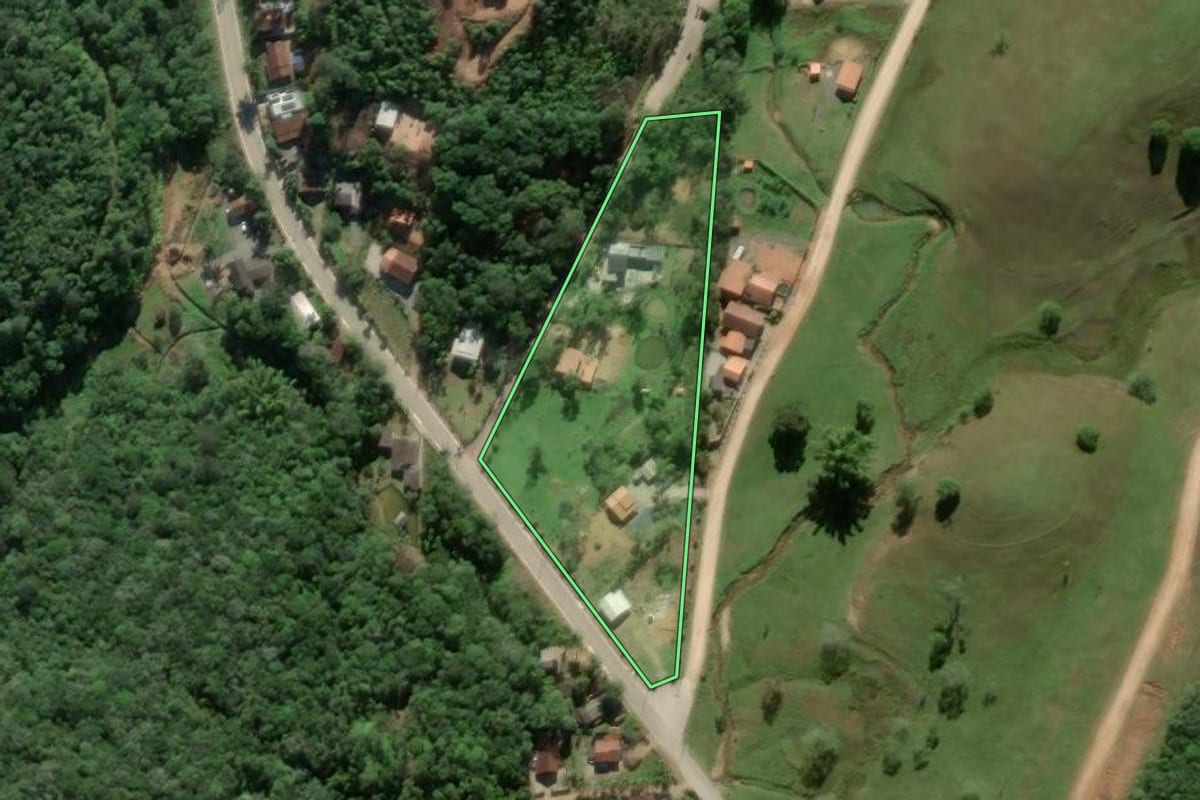 Imagem de satélite do imóvel rural em Canelinha (SC), com o contorno declarado no CAR desenhado por cima.
