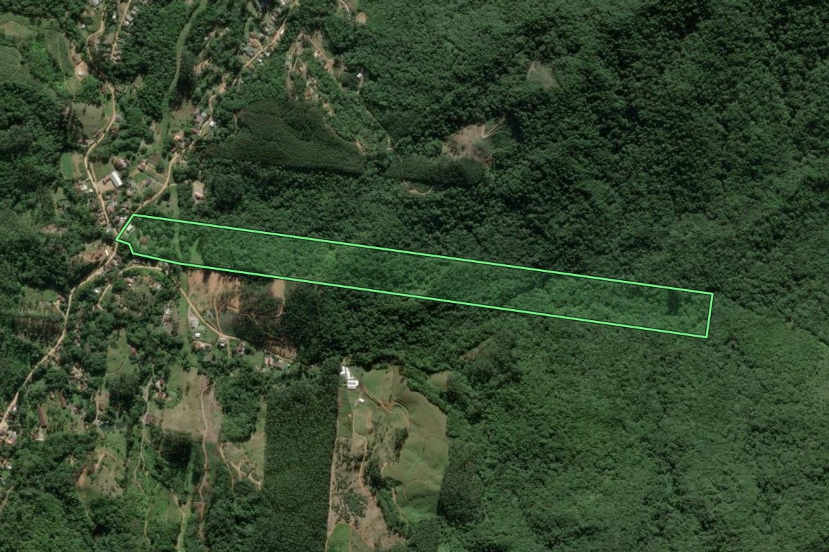 Imagem de satélite do imóvel rural em Canelinha (SC), com o contorno declarado no CAR desenhado por cima.
