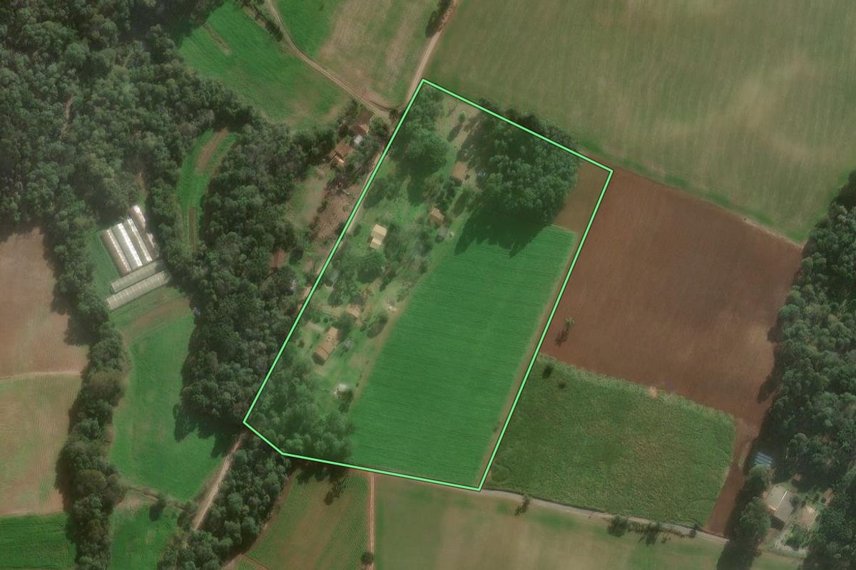 Imagem de satélite do imóvel rural em Canoinhas (SC), com o contorno declarado no CAR desenhado por cima.