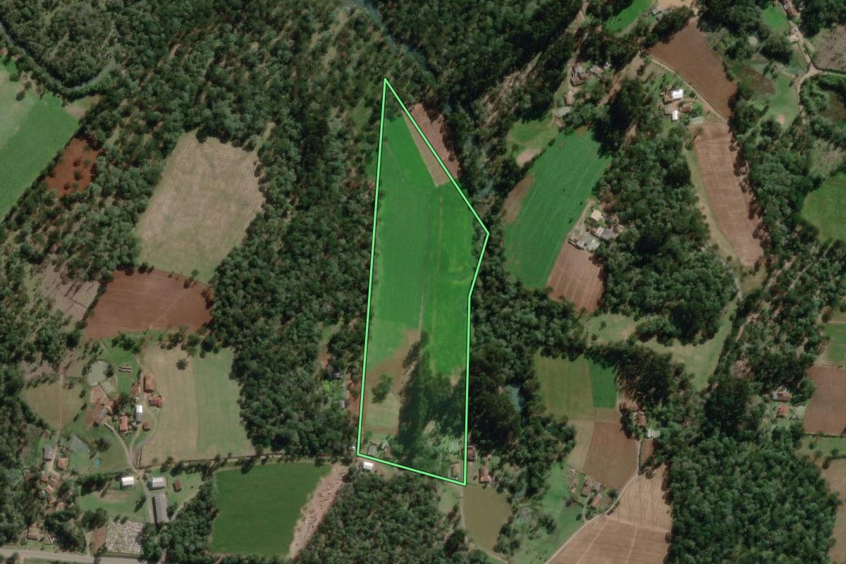 Imagem de satélite do imóvel rural em Canoinhas (SC), com o contorno declarado no CAR desenhado por cima.