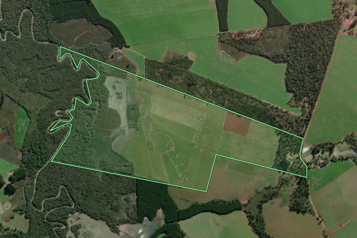 Imagem de satélite do imóvel rural em Canoinhas (SC), com o contorno declarado no CAR desenhado por cima.