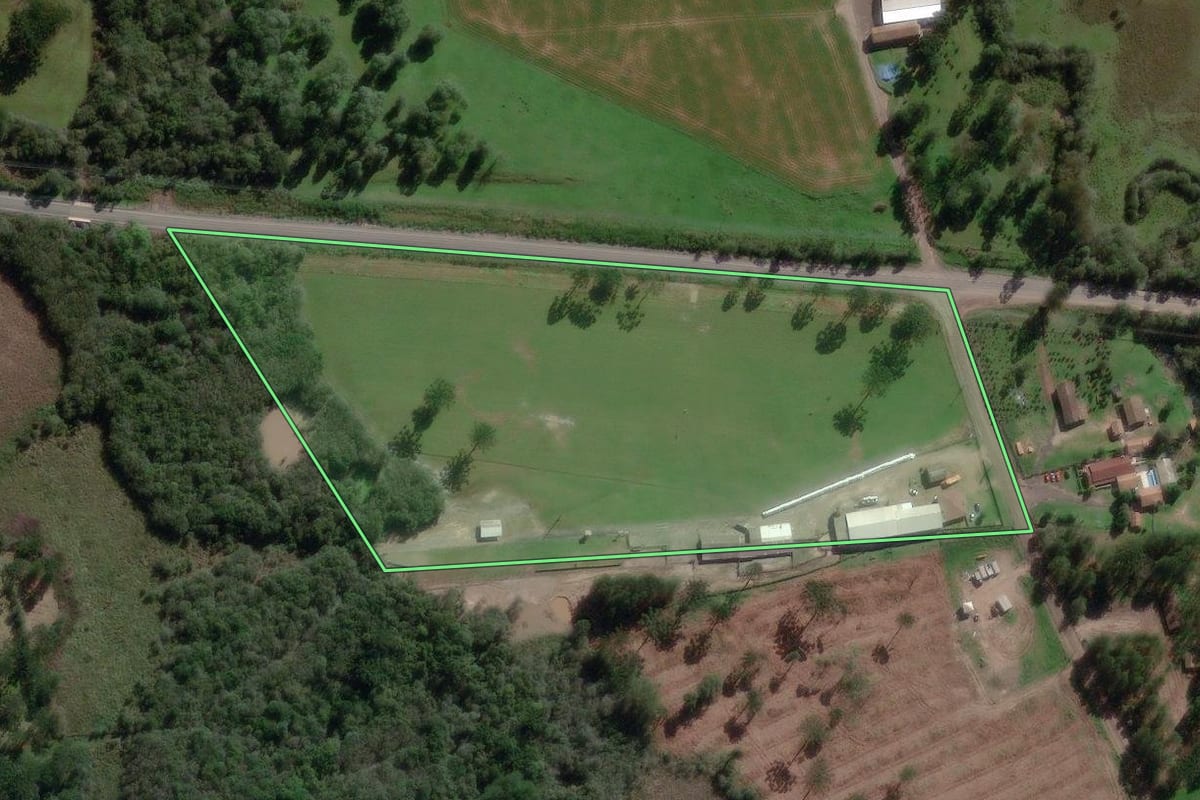Imagem de satélite do imóvel rural em Canoinhas (SC), com o contorno declarado no CAR desenhado por cima.