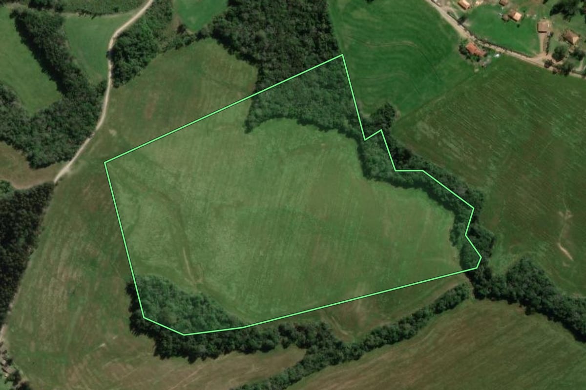 Imagem de satélite do imóvel rural em Canoinhas (SC), com o contorno declarado no CAR desenhado por cima.