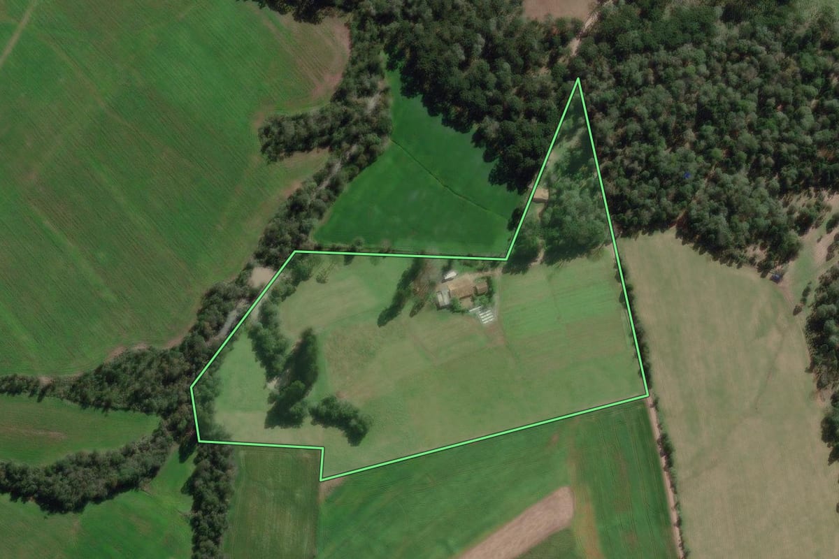 Imagem de satélite do imóvel rural em Canoinhas (SC), com o contorno declarado no CAR desenhado por cima.