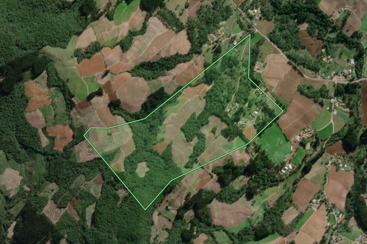 Imagem de satélite do imóvel rural em Canoinhas (SC), com o contorno declarado no CAR desenhado por cima.