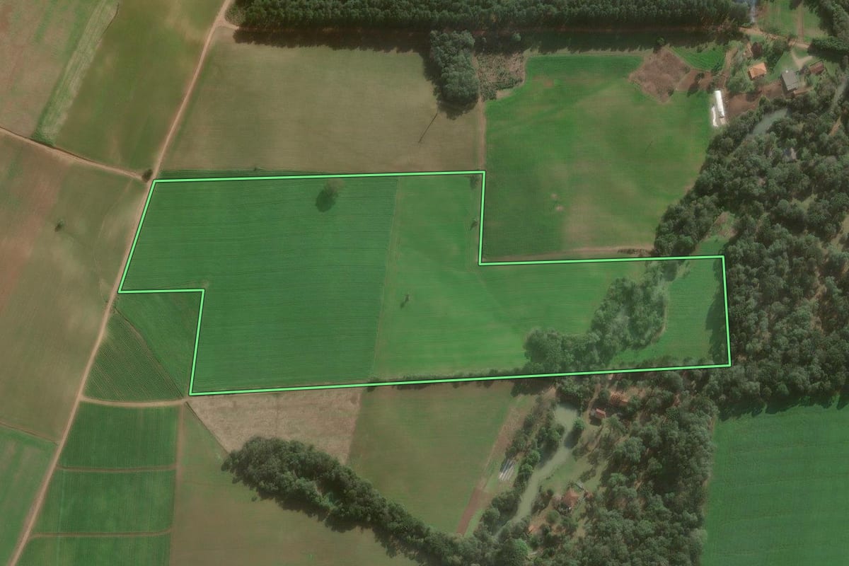 Imagem de satélite do imóvel rural em Canoinhas (SC), com o contorno declarado no CAR desenhado por cima.
